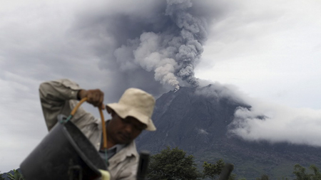 Núi lửa Sinabung phun tro bụi lên bầu trời.